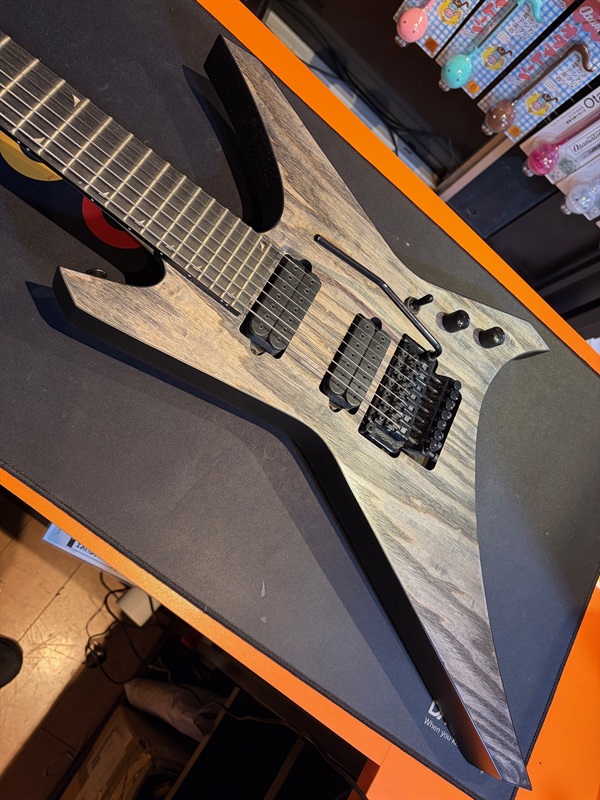 Jackson Pro Series Signature Dave Davidson Warrior WR7 Distressed Ashの画像